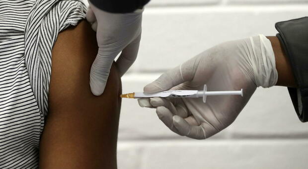 Vaccino anti-Covid, l'Oms spegne gli entusiasmi: «Non arriverà prima del 2022»