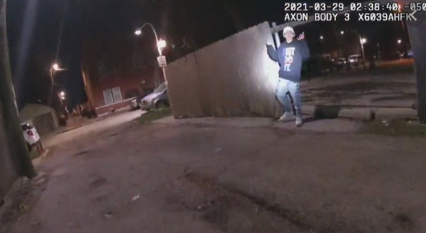 Chicago, in un video il tredicenne ucciso da un agente, era disarmato e con le braccia alzate: scoppiano le proteste