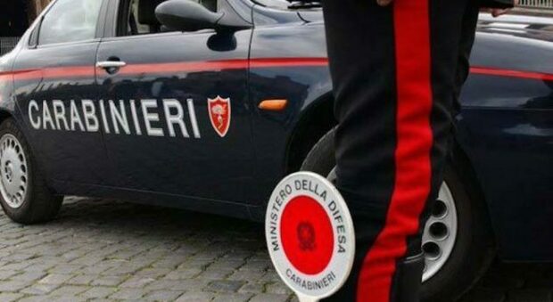 I carabinieri gli intimano l'alt e lo perquisiscono: nell'auto, nascondeva 155 grammi di cocaina. Arrestato