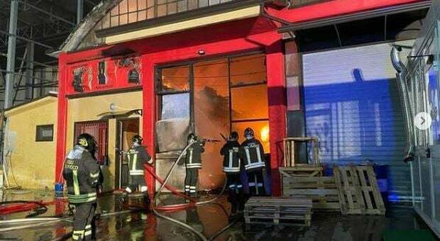 Incendio a Pietradefusi, fabbrica incenerita da 8 ore di rogo: danneggiate altre due