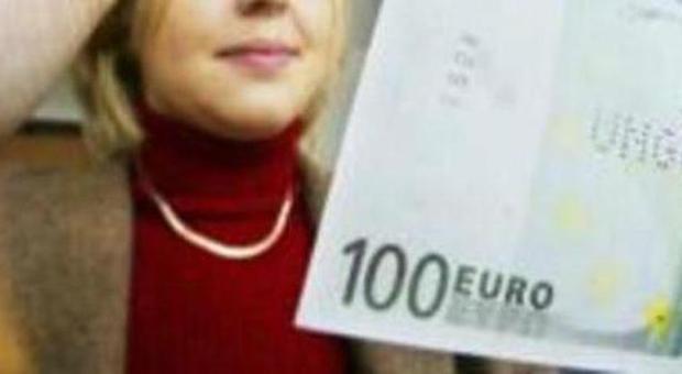 Paga con 100 euro falsi scoperta e inseguita dal barista