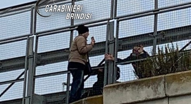 Scavalca il parapetto per gettarsi dal ponte sulla provinciale: il salvataggio in extremis dei carabinieri