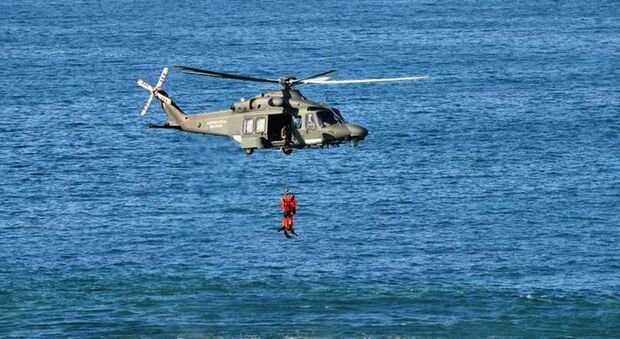Salvataggio in mare in elicottero per un uomo caduto su una nave