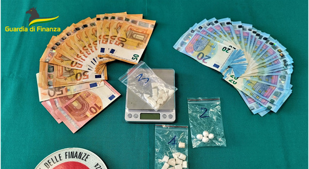 Si aggira con fare sospetto, senegalese arrestato con 37 dosi di cocaina e 1.370 euro in contanti