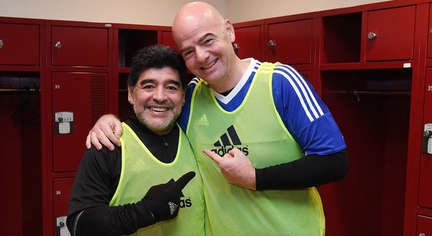 Maradona contro Infantino e Boban: «Possiamo anche vederci sul ring»