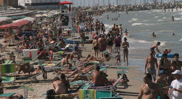 Un'immagine della spiaggia a Senigallia l'estate scorsa: quest'anno non sarà così...