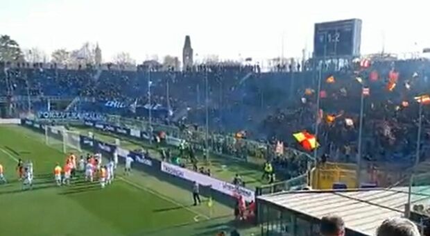 Il saluto del Lecce ai suoi tifosi dopo la vittoria di Bergamo Video