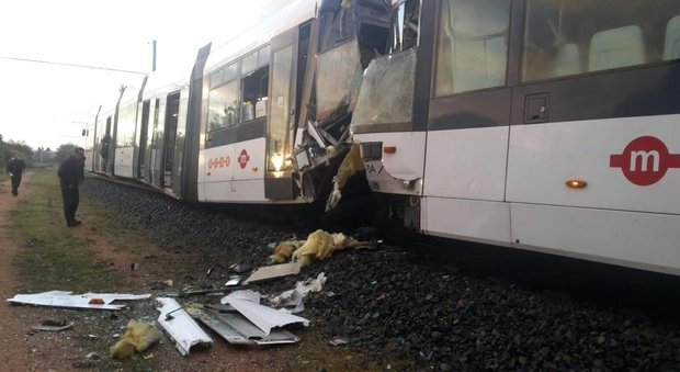 Cagliari, scontro tra due treni della metro: 70 feriti, 2 gravi. Macchinista incastrato tra le lamiere
