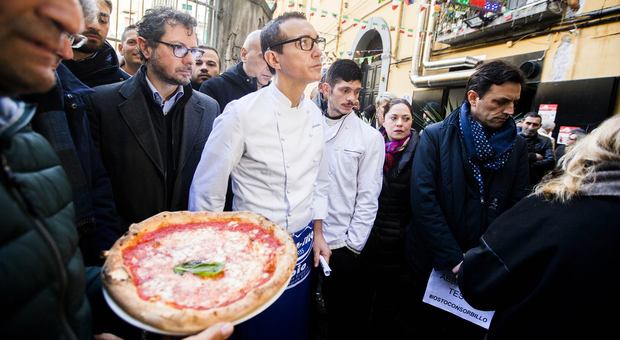 Napoli, Sorbillo in piazza dopo la bomba in pizzeria: «È stato il racket»