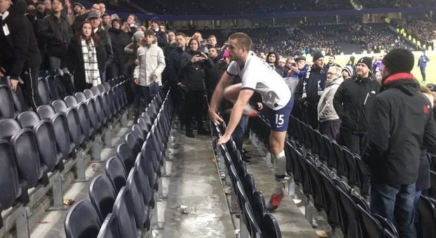 Eric Dier choc: il centrocampista del Tottenham aggredisce un tifoso avversario dopo l'eliminazione in FA Cup - IL VIDEO