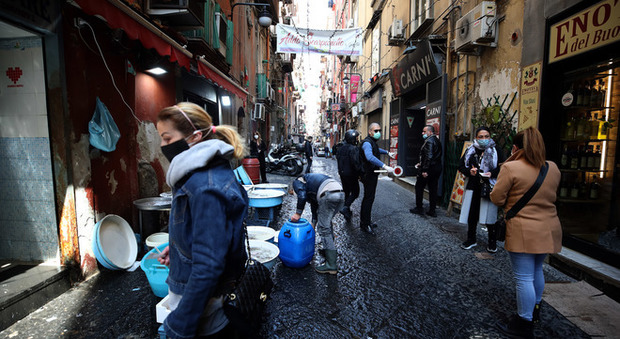 Napoli: Pasqua con il Coronavirus, assalto alle pescherie per la zuppa di cozze