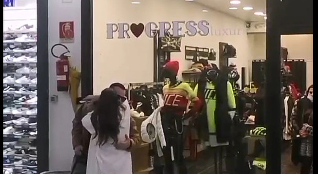 Dopo la bomba del racket, la reazione: riaprono i negozi della Galleria Marconi