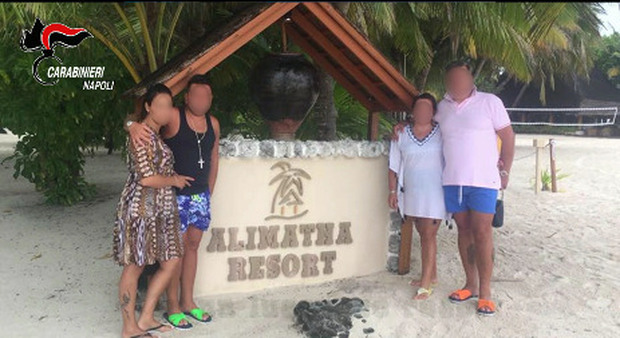 Napoli, rubavano nelle case e andavano in vacanze alle Maldive: «4mila euro al mese, come i politici»