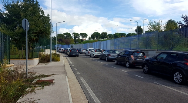 La fila di auto ieri mattina per accedere al drive-in di Frosinone