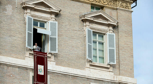 Papa Francesco: «Dobbiamo obbedire al governo per evitare assembramenti»
