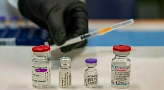 Mix vaccini per prima e seconda dose: l'Ema potrebbe non avere dati sufficienti per l'ok