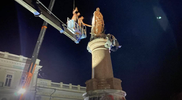 Ucraina, smantellata la statua dell’imperatrice Caterina II di Russia: polemiche tra i filorussi