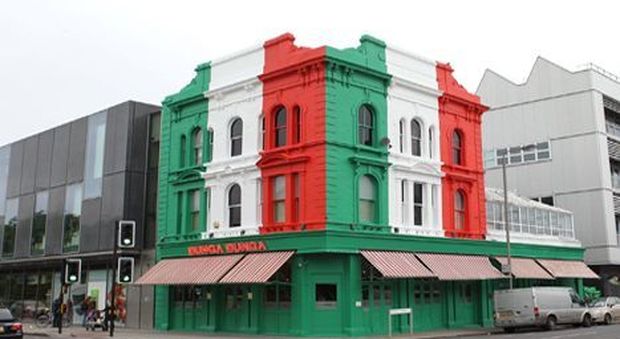 Londra, gigantesca bandiera italiana sul ristorante Bunga Bunga, titolari nel mirino del municipio