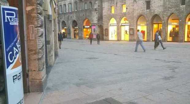 Perugia, spy story in centro: sparito il pupazzo "agente segreto" di Rastelli