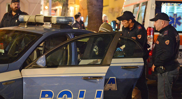 Clandestini e parcheggiatori abusivi, giro di vite della polizia sul lungomare di Salerno