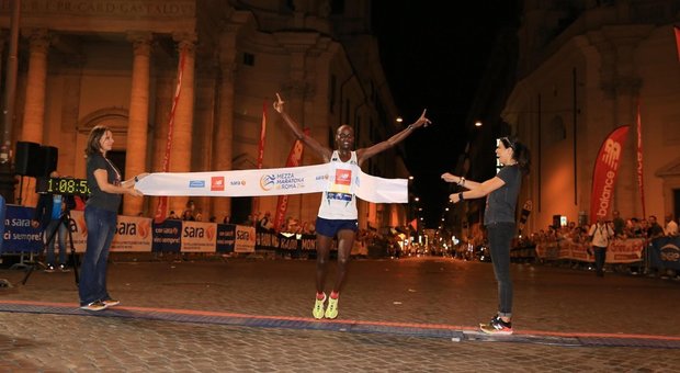 Mezza Maratona di Roma in notturna, il podio è tutto keniano Julius Kipngetih Rono