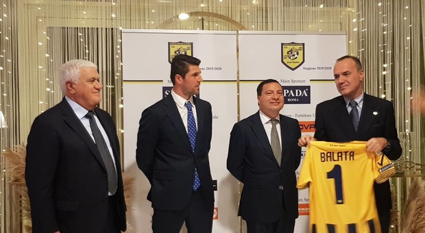 La Juve Stabia e il presidente Balata premiano Danilo Russo, dottore in calcio