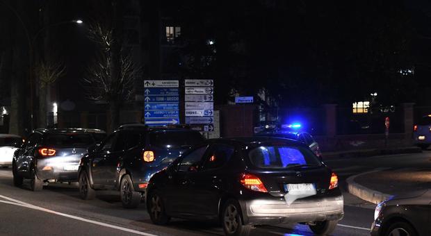 Auto contro palo della luce in via Porrara, traffico in tilt