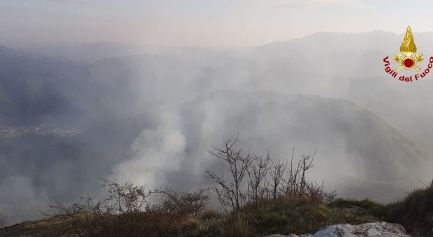 L'incendio sul Monte Novegno di oggi pomeriggio
