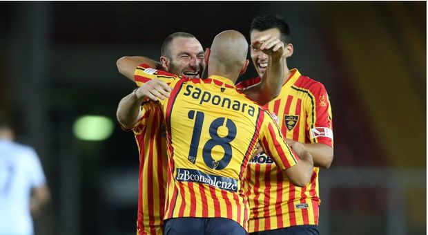 Saponara e Paz abbracciano Lucioni, l'autore del gol vittoria del Lecce contro la Lazio