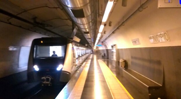 Napoli, slitta l'ok del Ministero: ancora fermi i nuovi treni del metrò, consegnati un anno e mezzo fa
