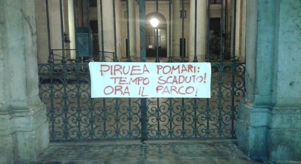 Lo striscione affisso a palazzo Trissino contro il Tav e la cementificazione del territorio