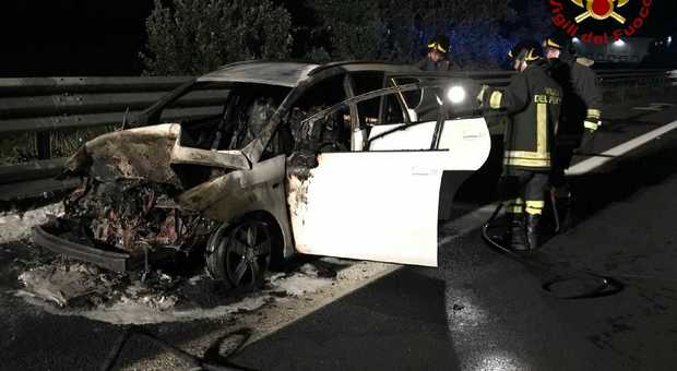 L'auto distrutta dalle fiamme in A28 dopo l'incidente con il camper
