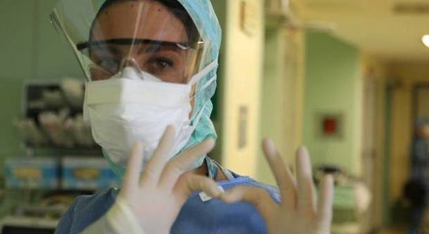 Coronavirus, 100 aziende campane pronte alla riconversione per produrre mascherine e respiratori