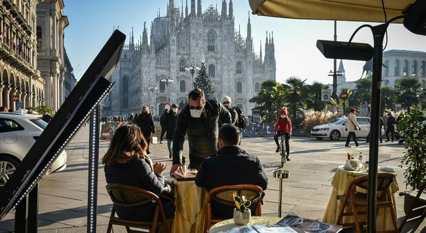 Milano torna in zona gialla, coda per l'aperitivo e i ristoranti in centro: «La gente ha voglia di tornare a vivere»