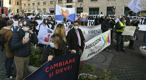 Piazza San Silvestro, protesta di ristoratori e ambulanti: «Le imprese sono morte»