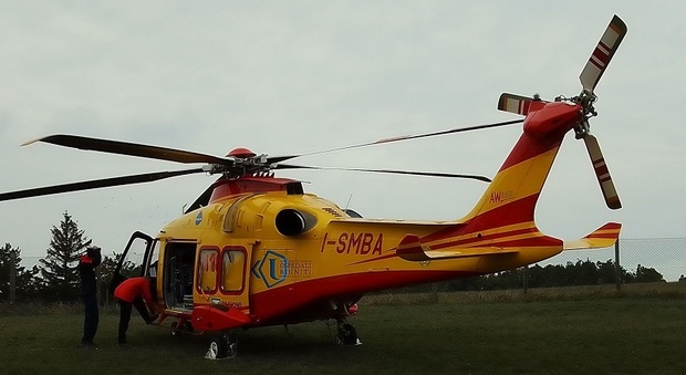L'elicottero del 118 regionale ha trasportato il ferito all'ospedale regionale di Ancona