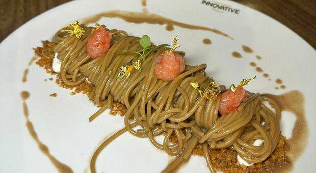 Lo spaghetto con cioccolato, gamberoni e foglie d’oro da Innovative