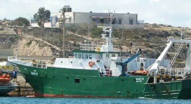 Peschereccio siciliano sequestrato in Libia: l'equipaggio si ribella, in fuga a Lampedusa