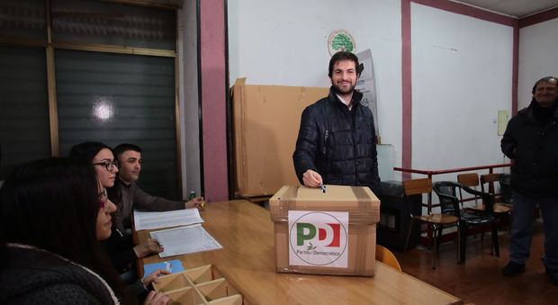 Primarie a Napoli. Sarracino vota alla Casa del Popolo e guida la vigilanza anti-brogli Foto