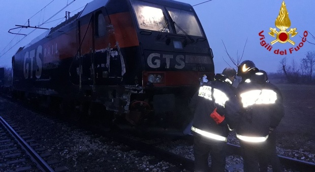Vagone deraglia sui binari, scontro contro un treno merci Foto