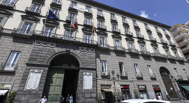 Napoli, valigia sospetta davanti al Comune: intervengono gli artificieri