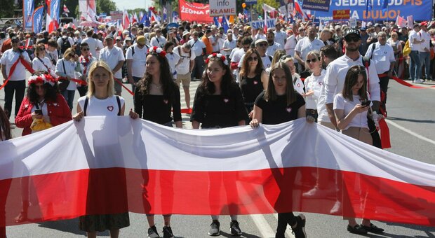 Polonia, in 500mila in piazza contro il governo di destra: è la più grande manifestazione dalla fine del comunismo