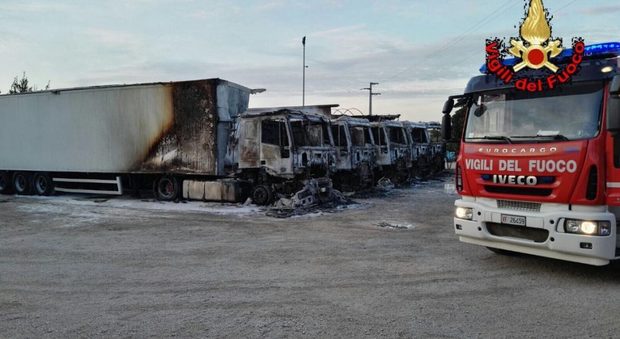 Latina, cinque camion distrutti da un incendio in una azienda di trasporti a Cori