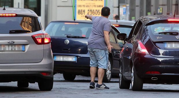 Napoli, parcheggio abusivo spa: sono 3.600 i padroni delle strade. Multe per tre milioni: mai pagate