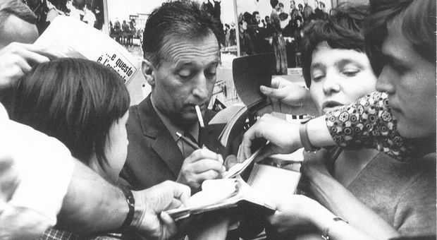 Gianni Rodari rilascia autografi in una foto d'epoca