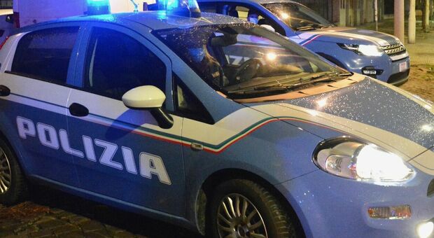 Ancona, ubriaca quasi 5 volte oltre il limite sbanda e centra i mezzi in sosta: addio all'auto e alla patente
