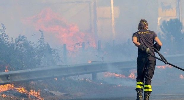 Incendio nei campi, Pontina chiusa: migliaia di auto bloccate sotto il sole. Al lavoro due elicotteri
