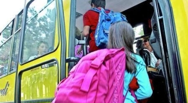 Roma, entra nell'autobus della gita e ruba zaini degli studenti: arrestato