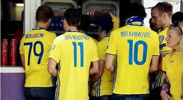 Italia-Svezia, tra i tifosi svedesi spunta la maglietta "Berlusconi"
