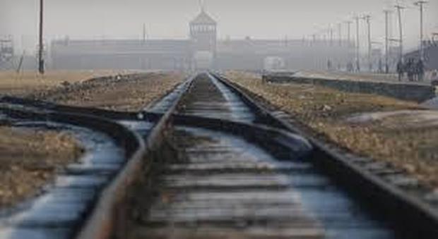 Turista tenta di rubare parte delle rotaie di Auschwitz, rischia fino a 10 anni